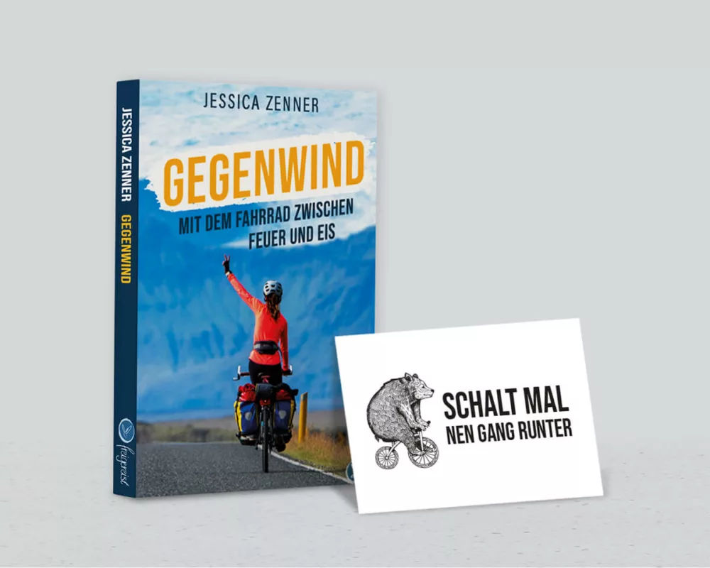 Buch "Gegenwind" neben der Postkarte "Bär auf Fahrrad"